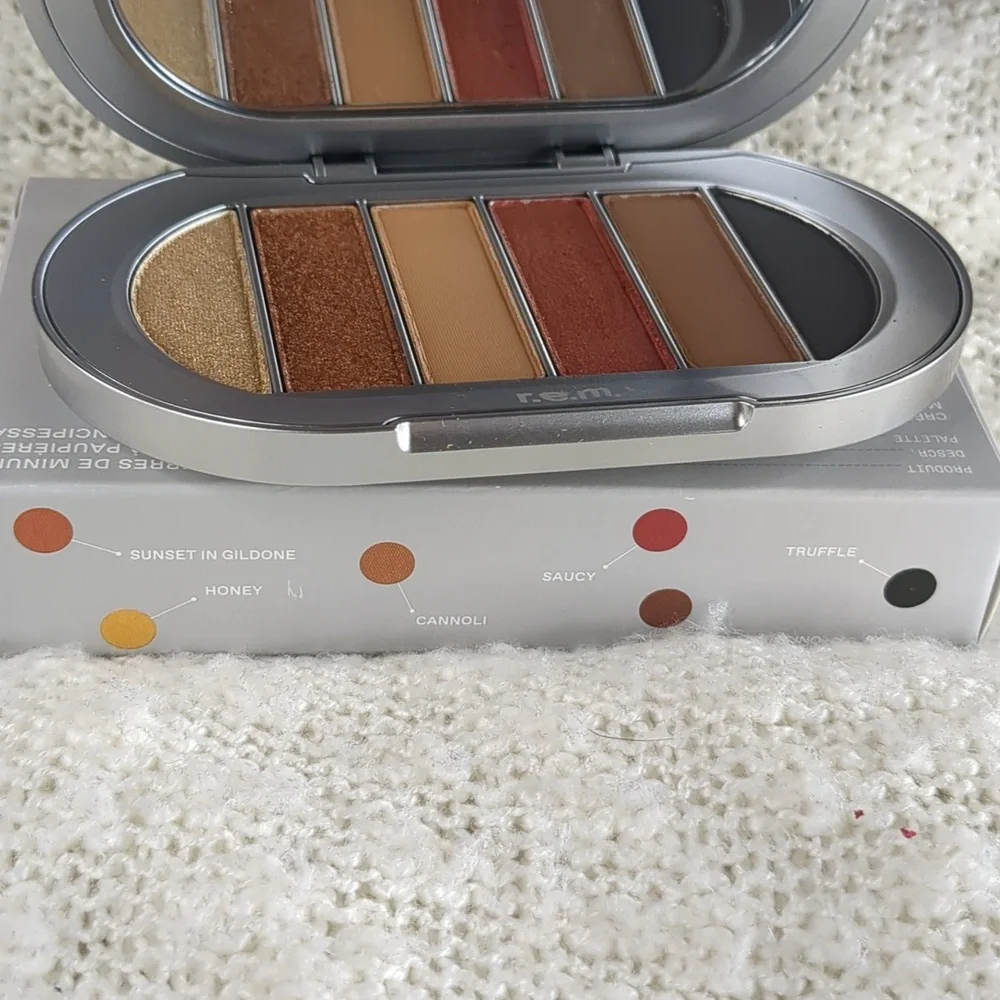 r.e.m. beauty eyeshadow palette in Midnight Shadows, 8g/0.28oz